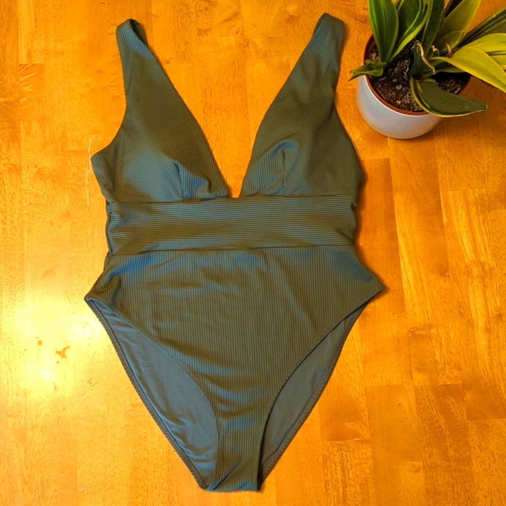 NWOT GORGEOUS green H&M swimsuit